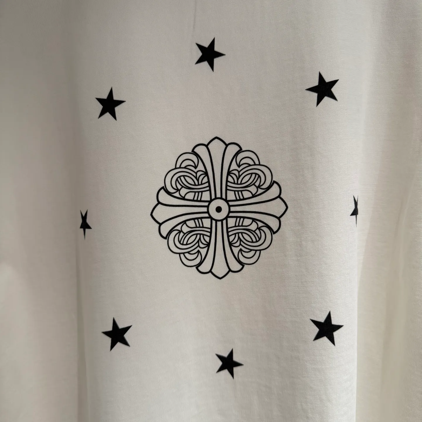 🅿️330 [Strict quality control] CH Crow Heart's new long-sleeved sweatshirt T-shirt. Heavy 340g double yarn fabric. Four flower positions on the front, back and left. Wash the whole garment twice. The four sides are frayed and torn. Heavy fabric. The neckline is made of icy Salona. Loose fit. Deep, wide and stylish. No deformation or shrinkage. Black and white color. Size: M-2xl